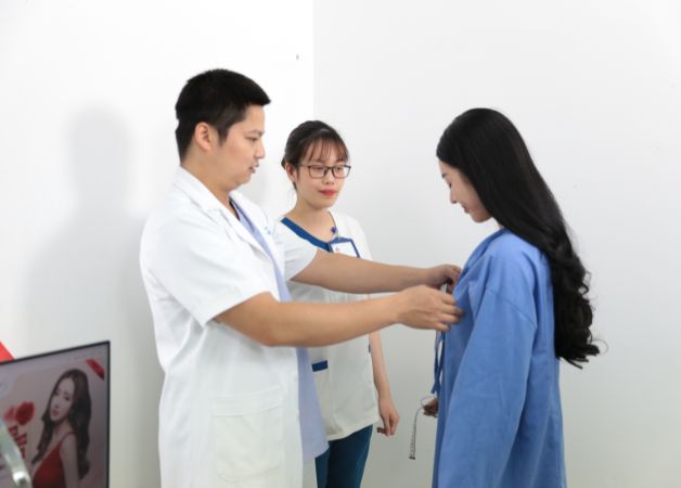 Trao đổi mong muốn về kích cỡ nâng ngực với bác sĩ